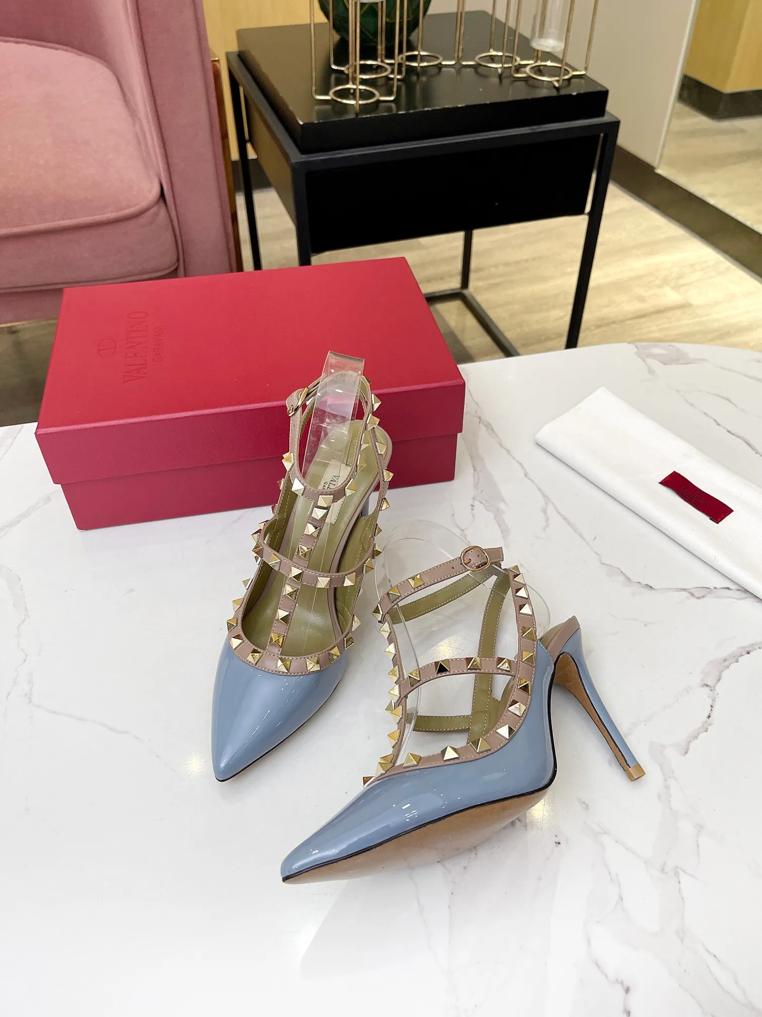 👟👟Ex-factory price 420👟👟 Genuine leather sole +40 Top version 𝑉𝐴𝐿𝐸𝑁𝑇𝐼𝑁𝑂 Valentino spring and summer new style (new color) women's back empty (new generation cow patent leather) sandals The unique [unique V family rivet design] brings out a full sense of high-end, and the new season will live up to expectations! Worth buying★Absolutely high-grade❥Original method, Absolutely sensual❥Elegant style, creating a different feeling, simple and elegant style!  Code number: 35-41 (34-42 is customized and non-returnable) Inner lining: Inner sheepskin Heel height: 9.5cm (two-ring strap) 6.5cm (three-ring strap) Leather outsole Rubber outsole
